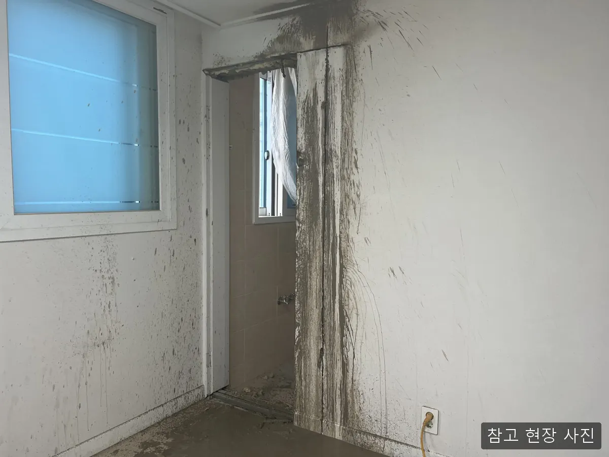 출입구 옆 벽에 세로 절단면과 작업 흔적이 보이는 참고 현장 사진