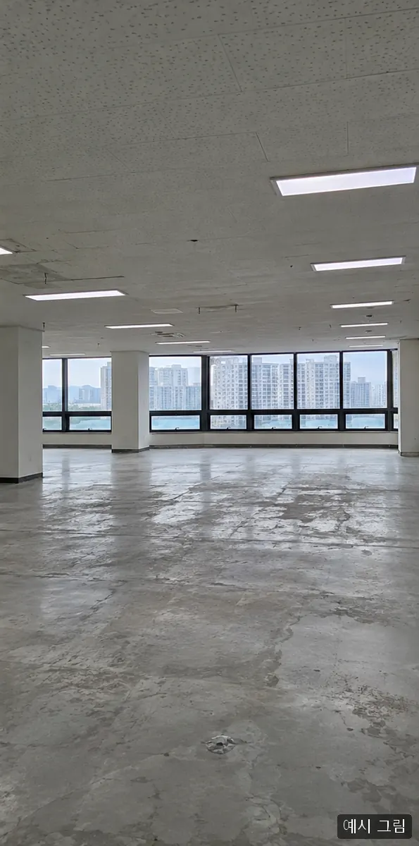가벽과 바닥 마감이 제거된 사무실을 보여 주는 예시 그림