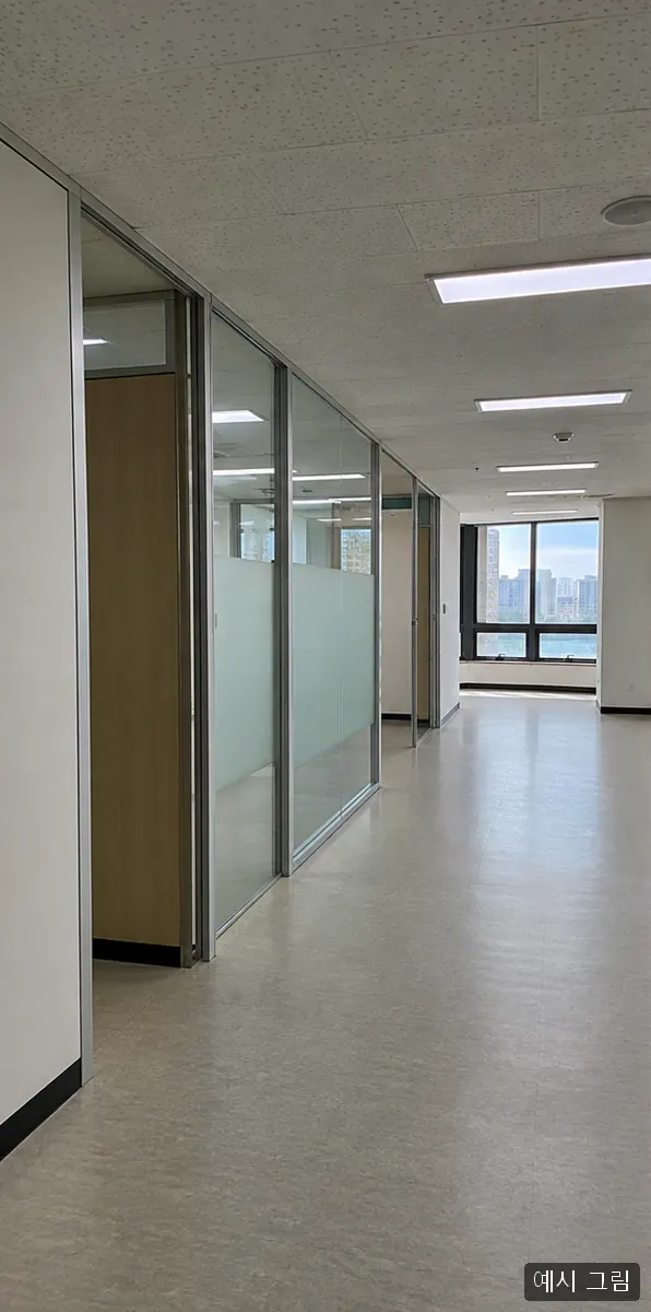 유리 가벽으로 나뉜 사무실을 보여 주는 예시 그림