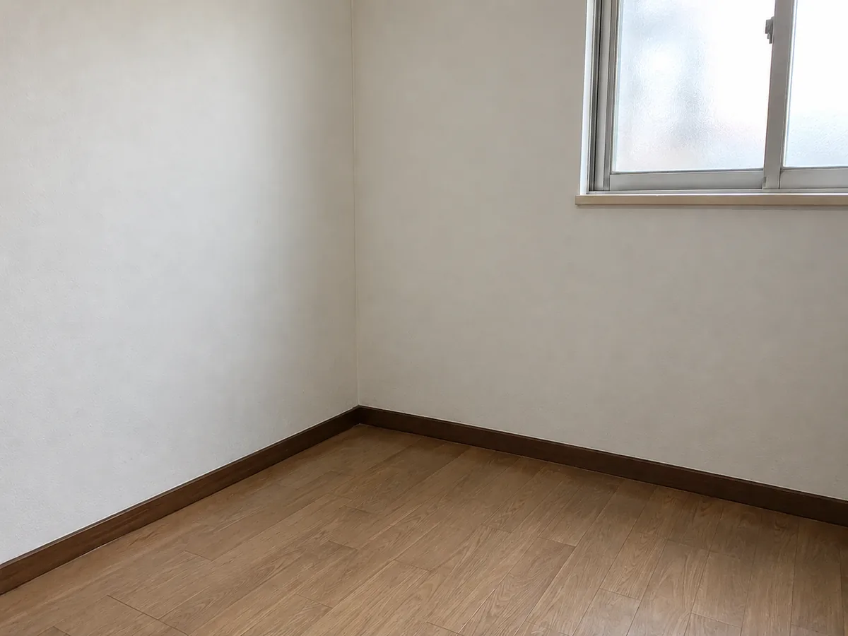 북구 곰팡이 제거 작업 장면 — 창 아래 벽 모서리와 갈색 걸레받이 주변 비교 — 후