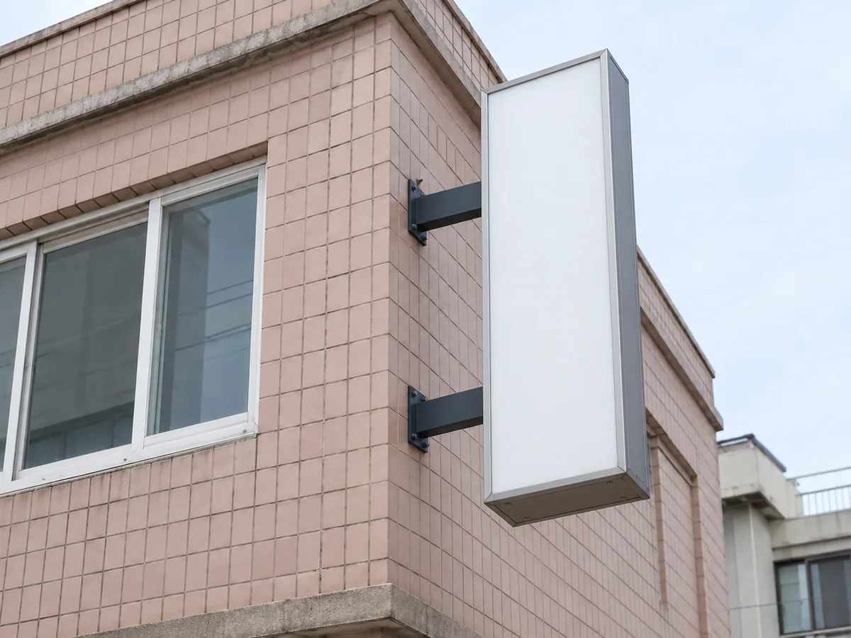 수원 간판 작업 장면 — 새 고정대에 단 돌출 간판 상자